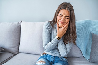 woman experiencing tooth pain 